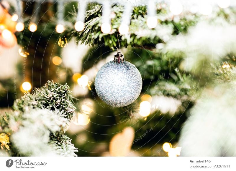 Glänzender Weihnachtsschmuck im schneebedeckten Weihnachtsbaum Design schön Winter Schnee Dekoration & Verzierung Feste & Feiern Weihnachten & Advent