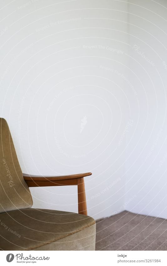 Sessel ohne Katze (wow) Häusliches Leben Wohnung Zimmerecke Wand Teppich alt hell braun beige Sessellehne Design Möbel Farbfoto Innenaufnahme Detailaufnahme