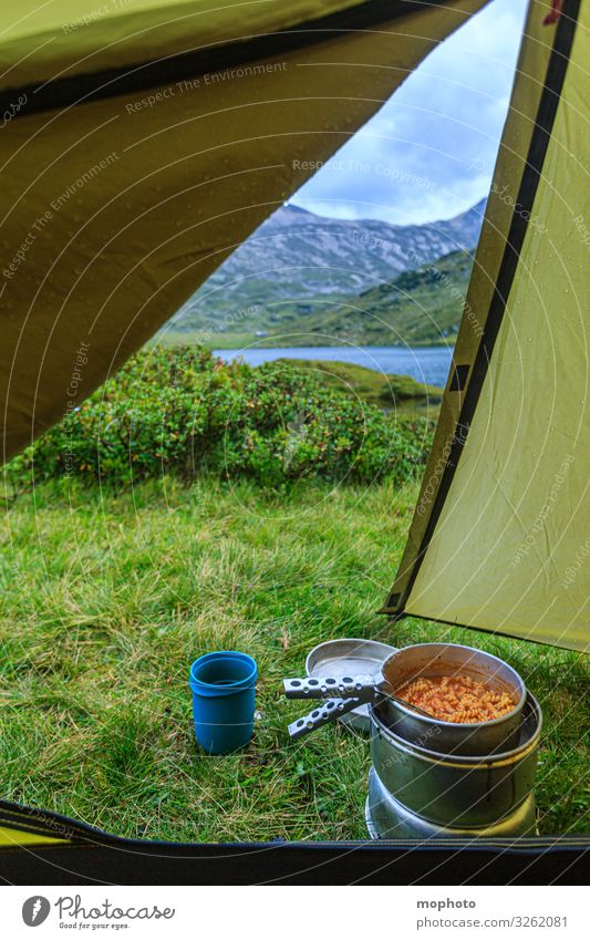 Wohnzimmerfenster Lebensmittel Teigwaren Backwaren Suppe Eintopf Mittagessen Italienische Küche Becher Tourismus Ausflug Abenteuer Camping Berge u. Gebirge