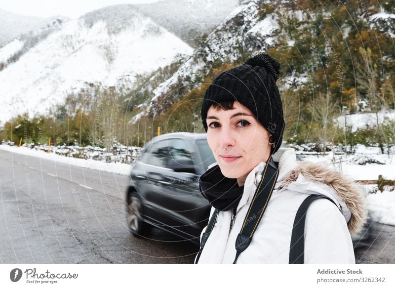 Frau besucht Berge im Winter Berge u. Gebirge Straße Spaziergang Urlaub Schnee Natur Tourist Abenteuer reisen Landschaft kalt Trekking Aktivität erkunden Umwelt