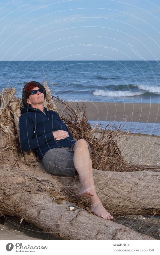 Gedanken | verloren | Frau mittleren Alters sitzt gemütlich am Strand auf Treibgut und träumt Wohlgefühl Zufriedenheit Erholung ruhig Spa Freizeit & Hobby