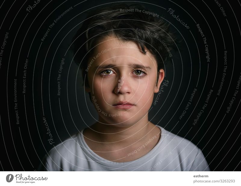Porträt eines traurigen Kindes auf schwarzem Hintergrund Mensch Junge Kindheit 1 8-13 Jahre Denken Traurigkeit weinen trist Gefühle Hoffnung Schmerz Einsamkeit
