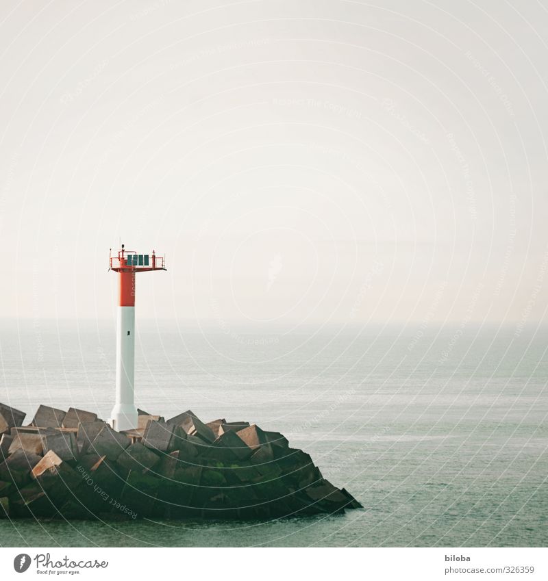 Leuchtturm an der Hafenausfahrt in die vom Nebel verschleierte ungewisse Unentlichkeit der Nordsee Signal Nordseeküste Meer Nebelschleier Nebelstimmung weiss