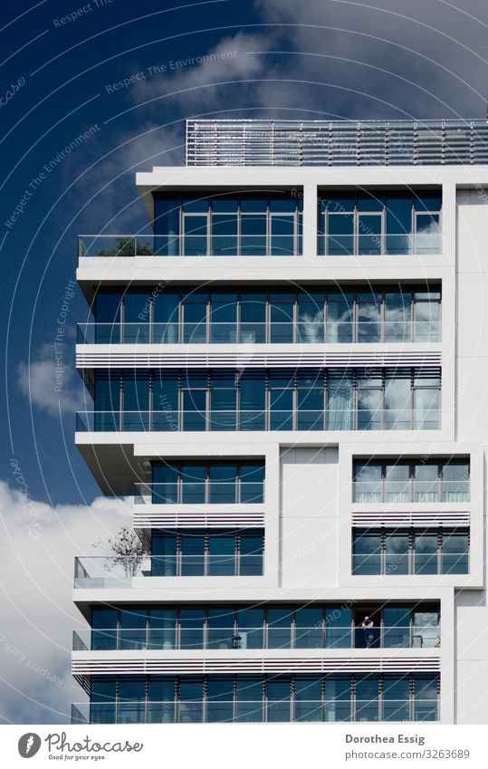 Appartmenthaus mit viel Glas mit Terrassen Berlin Deutschland Europa Hauptstadt Stadtzentrum Hochhaus Architektur Wohnhochhaus Fassade blau Einblick Farbfoto