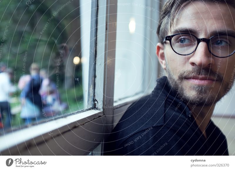 Distanz Lifestyle harmonisch Erholung ruhig Häusliches Leben Mensch Junger Mann Jugendliche Gesicht 18-30 Jahre Erwachsene Fenster Brille Dreitagebart