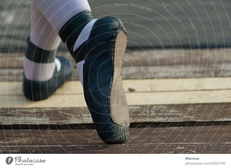 Ballerina's Beine mit blauen Schuhen. 1 Mensch Tanzen Tänzer berühren niedlich bedrohlich Holz Leistung Frau Schatten Anmut Farbfoto Detailaufnahme