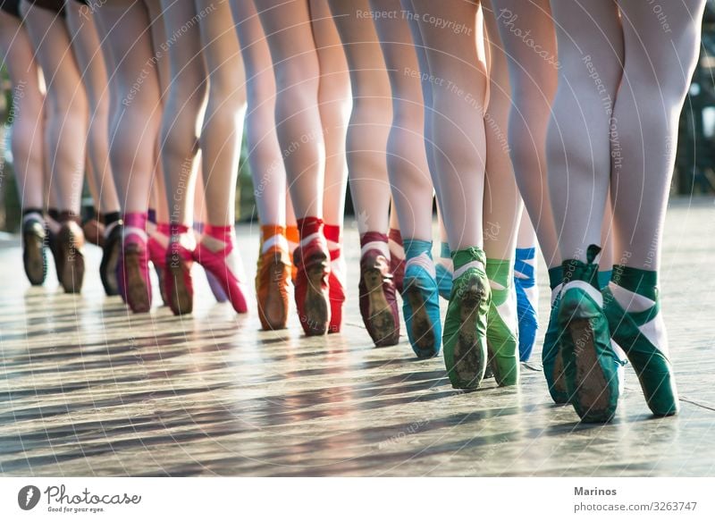 Ballerinas Füße tanzen auf Ballettschuhen mit verschiedenen Farben. elegant Tanzen Frau Erwachsene Beine Kunst Tänzer Balletttänzer Schuhe Bewegung Energie