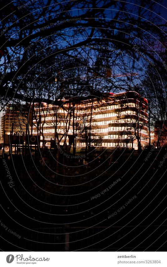 EUREF-Campus bei Nacht Abend Fassade Fenster Haus Himmel Himmel (Jenseits) Stadtzentrum Licht Beleuchtung Etage Lichtspiel Menschenleer Textfreiraum Büro
