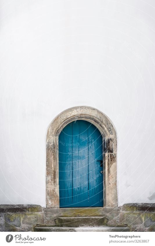 Gebogene Holztür. Alte blaue Tür und eine weiße Wand. Nur eine Tür Gebäude Architektur Mauer Fassade alt retro Tradition Deutschland antik Antiquität