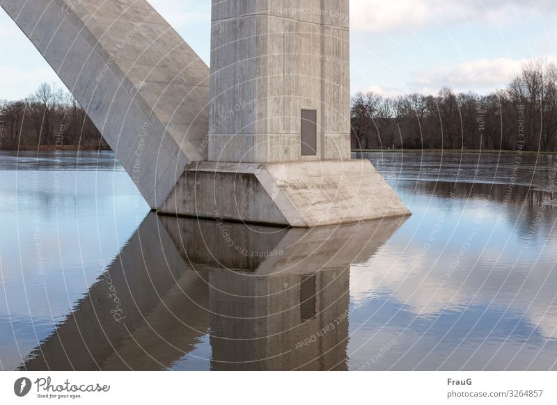 Im Wasser gebaut Winter See Brücke Brückenpfeiler Autobahnbrücke Beton standhaft Reflexion & Spiegelung fest Farbfoto Außenaufnahme