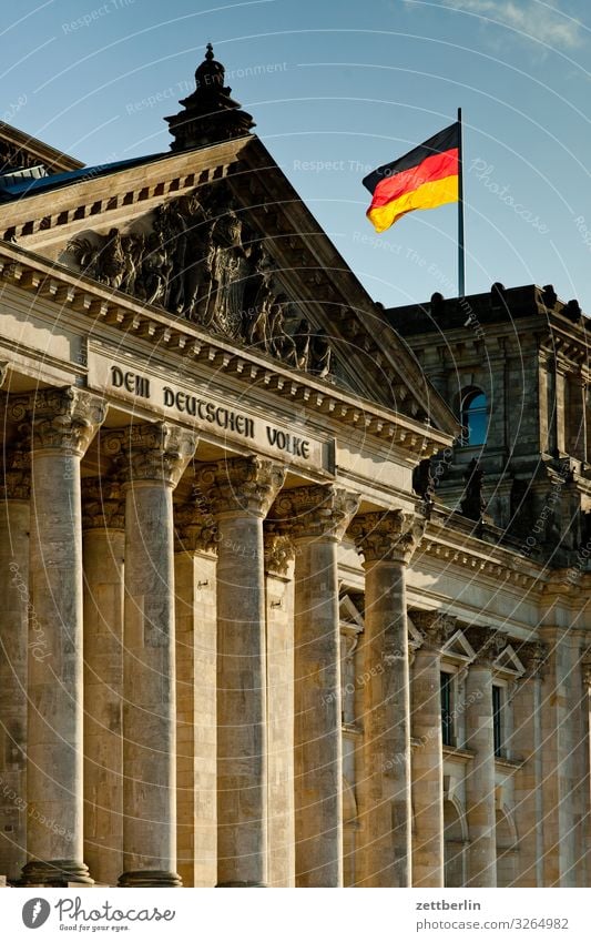 Reichstag mit Deutschlandfahne Architektur Berlin Deutscher Bundestag Deutsche Flagge Hauptstadt Stadtzentrum Parlament Regierung Regierungssitz