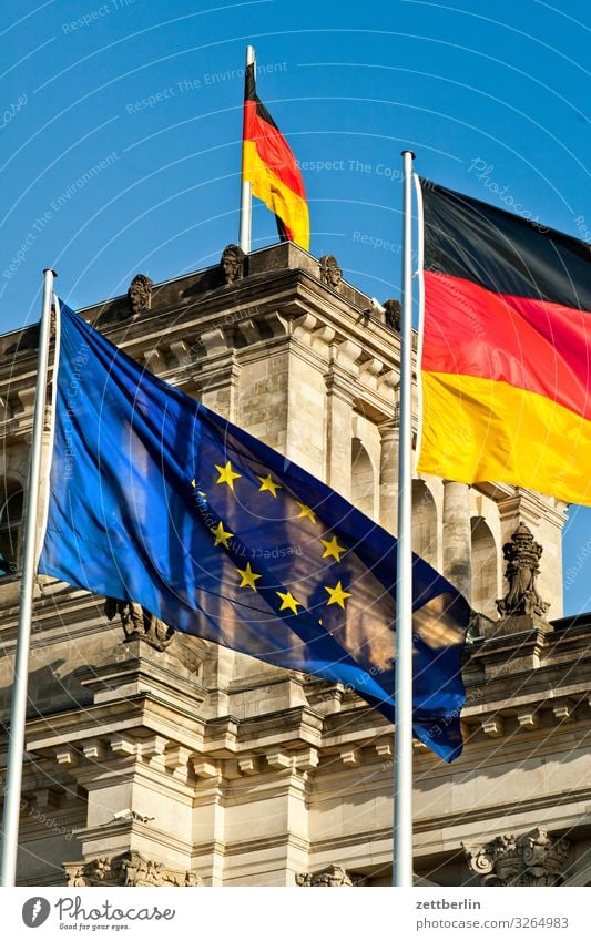 Fahnen vor dem Reichstag Architektur Berlin Deutscher Bundestag Deutschland Deutsche Flagge Hauptstadt Stadtzentrum Parlament Regierung Regierungssitz