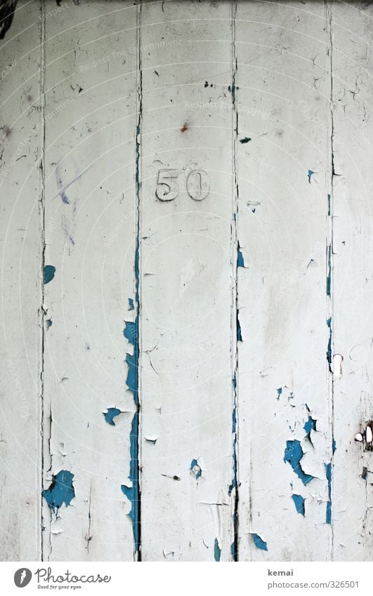 Fünfzig Tür Holz Zeichen Ziffern & Zahlen alt authentisch kaputt blau weiß 50 Hausnummer verfallen Riss Jubiläum Farbfoto Gedeckte Farben Außenaufnahme