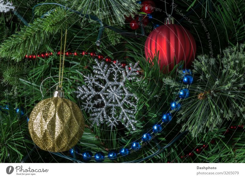 Weihnachtsbäume und Weihnachtsschmuck am Weihnachtsbaum Winter Winterurlaub Dekoration & Verzierung Feste & Feiern Weihnachten & Advent Baum glänzend blau grün