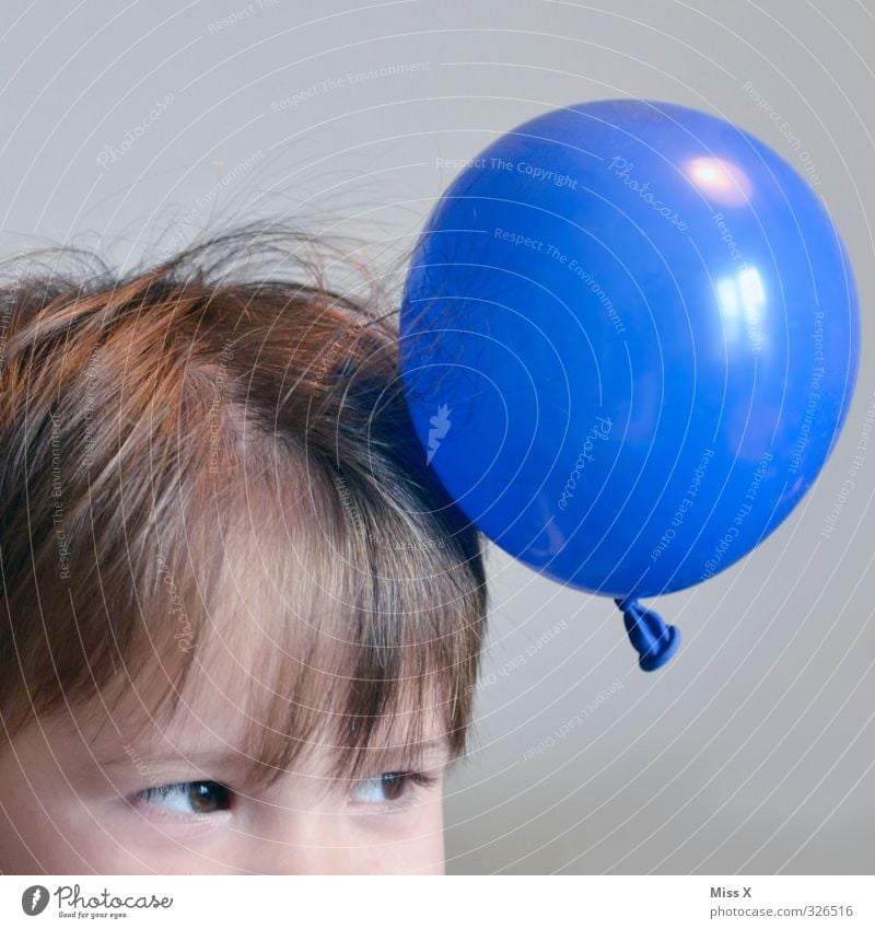 Aufgeladen Freizeit & Hobby Spielen Kinderspiel Mensch Kleinkind Kopf Haare & Frisuren 1 3-8 Jahre Kindheit 8-13 Jahre lustig Luftballon elektrisch