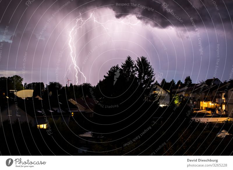 Potz Blitz Natur Landschaft Himmel Gewitterwolken schlechtes Wetter Unwetter Sturm Regen Blitze Wald Stadt Haus Einfamilienhaus bedrohlich Klima Umwelt Zukunft