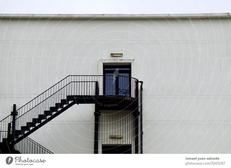 Treppe und Tür an der weißen Fassade des Gebäudes Freitreppe Metall Wand Haus Architektur Strukturen & Formen Straße Treppenhaus Konstruktion Außenaufnahme