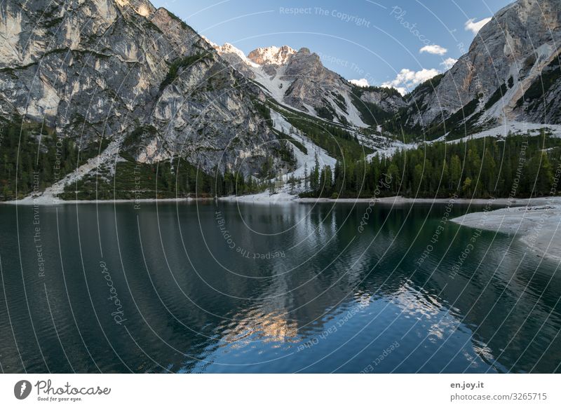 Pragser Wildsee in den Dolomiten zur Zeit unerreichbar so traurig Zentralperspektive Starke Tiefenschärfe Reflexion & Spiegelung Schatten Licht Tag Menschenleer