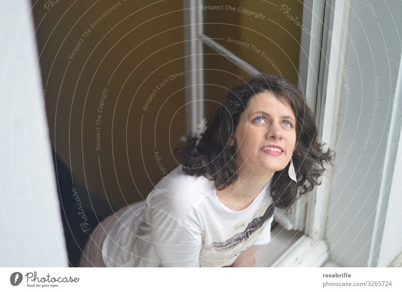 junge brünette Frau wirft erwartungsvoll einen Blick aus dem Fenster nach oben in den Himmel | Weitsichtig Freude Mensch Junge Frau Jugendliche Erwachsene 1