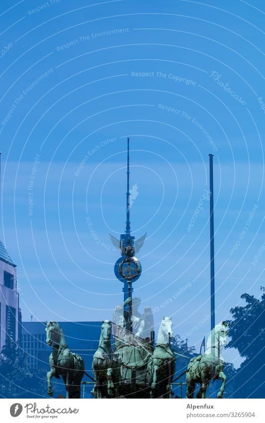 Berliner Fernsehquadriga Hauptstadt Stadtzentrum Turm Architektur Sehenswürdigkeit Wahrzeichen Denkmal Berliner Fernsehturm Brandenburger Tor Quadriga Wahrheit