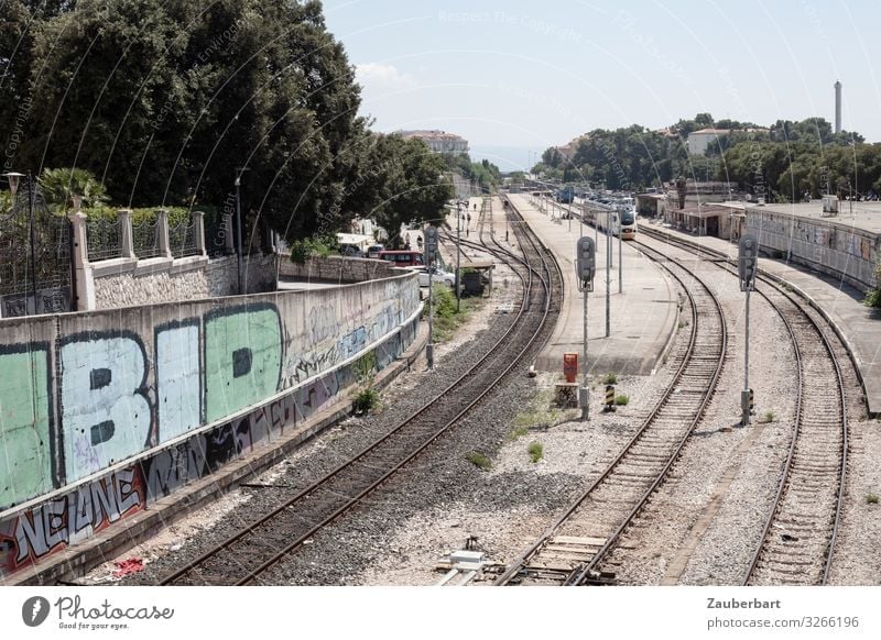 Bahnhofsgleise eines Bahnhofs mit Signalen in Split Ferien & Urlaub & Reisen Güterverkehr & Logistik Kroatien Verkehrswege Schienenverkehr Bahnfahren Eisenbahn