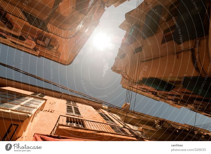 Sonnige Aussichten Wolkenloser Himmel Sonne Sonnenlicht Sommer Schönes Wetter Wärme Hauptstadt Stadtzentrum Altstadt Haus Bauwerk Mauer Wand Fassade Balkon