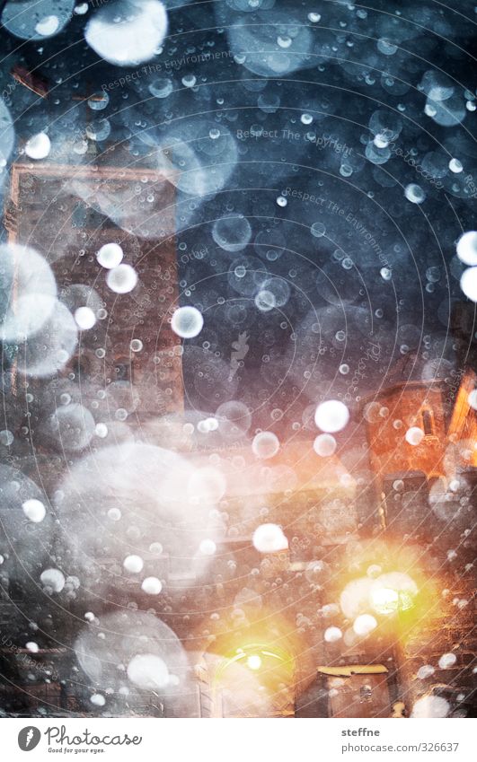 Schneegestöber Wetter Schneefall ästhetisch außergewöhnlich kalt Schneeflocke Wartburg Winter Luftblase traumhaft Farbfoto Nacht Blitzlichtaufnahme