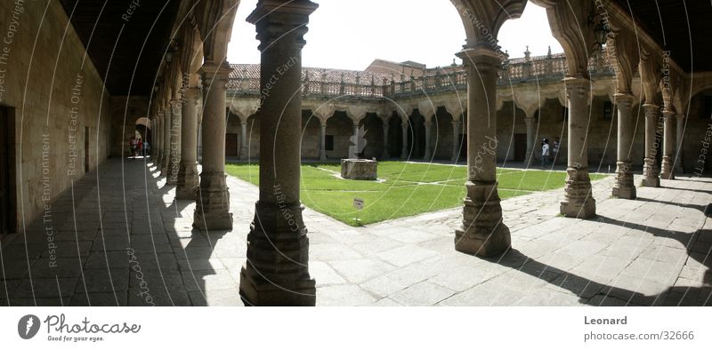 Kloster Farbton Brunnen Mensch Spanien Architektur Spalte Säule Grasboden Sonne