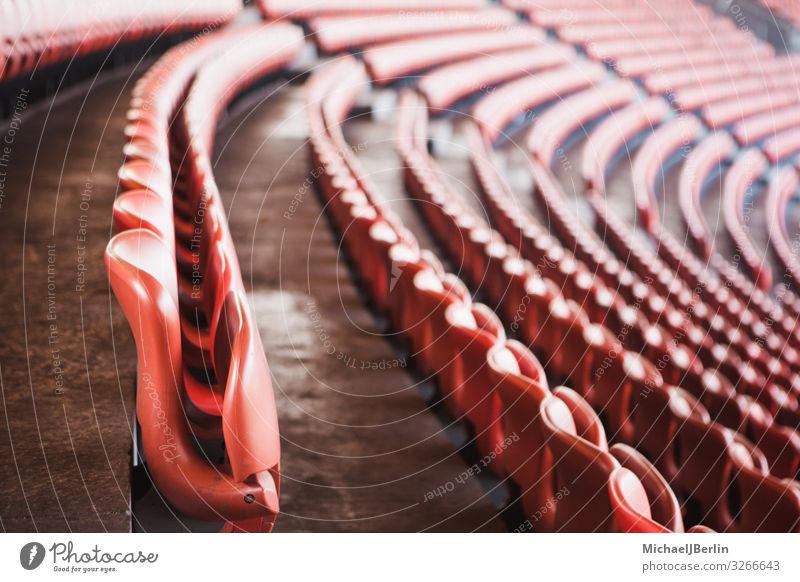 Leere rote Sitze in einem nicht erkennbaren Sportstadion Stadion leer modern Architektur frei neutral anonym viele groß Publikum unkenntlich geisterspiel