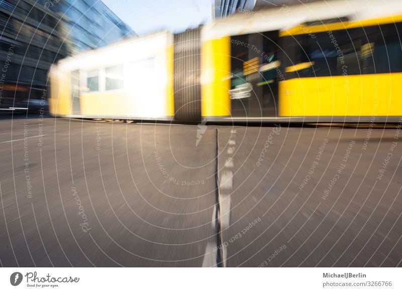 Straßenbahn in Berlin Leben Verkehrsmittel Öffentlicher Personennahverkehr Schienenverkehr fahren Deutschland Großstadt Zoomeffekt Bewegung gelb Farbfoto