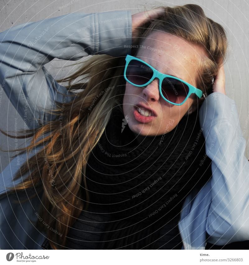 junge Frau mit Sonnenbrille feminin Erwachsene 1 Mensch Pullover Jacke blond langhaarig festhalten sprechen Aggression authentisch rebellisch wild Tatkraft