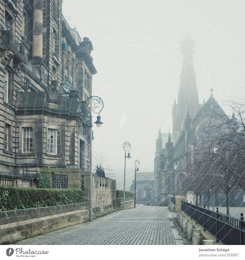 Kirche und Wohnhaus in Glasgow im Nebel Großbritannien Schottland Stadt Haus Bauwerk Gebäude Architektur alt ästhetisch dunkel trist grau Wege & Pfade Straße