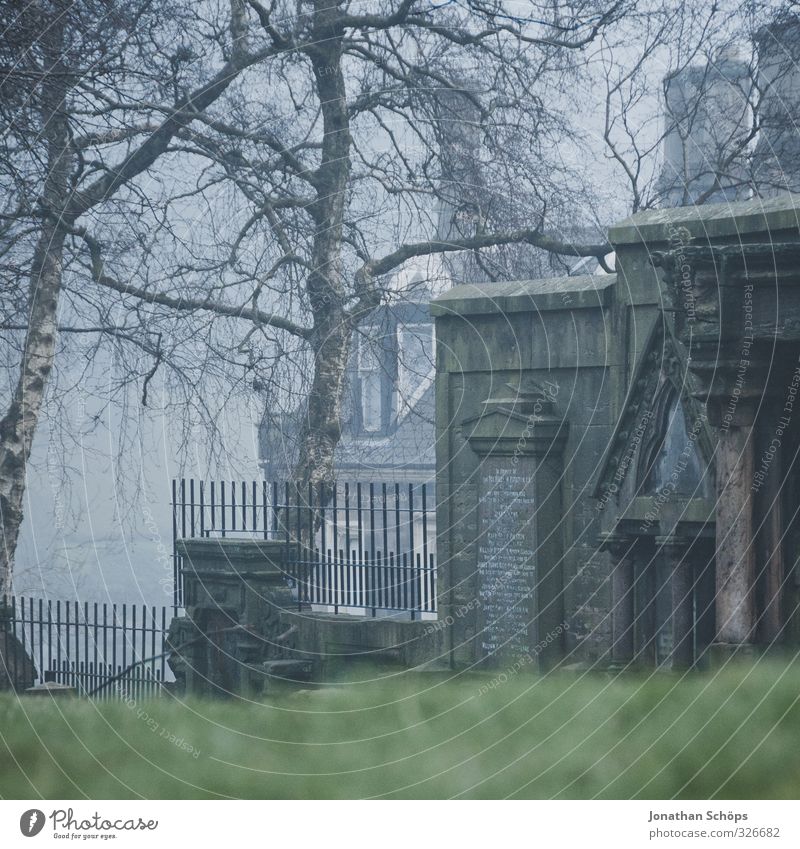 Glasgow fog VII Großbritannien Schottland Stadt Haus Bauwerk Architektur alt ästhetisch dunkel trist grau Nebel ungewiss unklar verdeckt trüb historisch