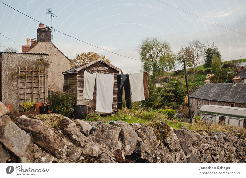 britisches Dorf I Haus Einfamilienhaus Hütte Armut einzigartig Großbritannien Häusliches Leben Wäscheleine Idylle Felsen Stadt Handtuch klein bequem Landschaft