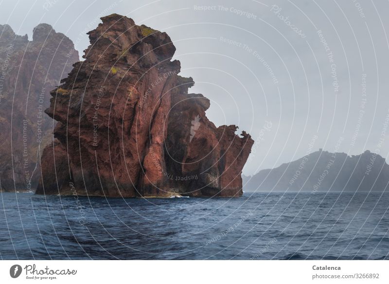 Wie Wasserspeier sehen die zerklüfteten Zacken der Felsformation im Meer aus Umwelt Landschaft Himmel Wolken Sommer schlechtes Wetter Regen Felsen Wellen Küste