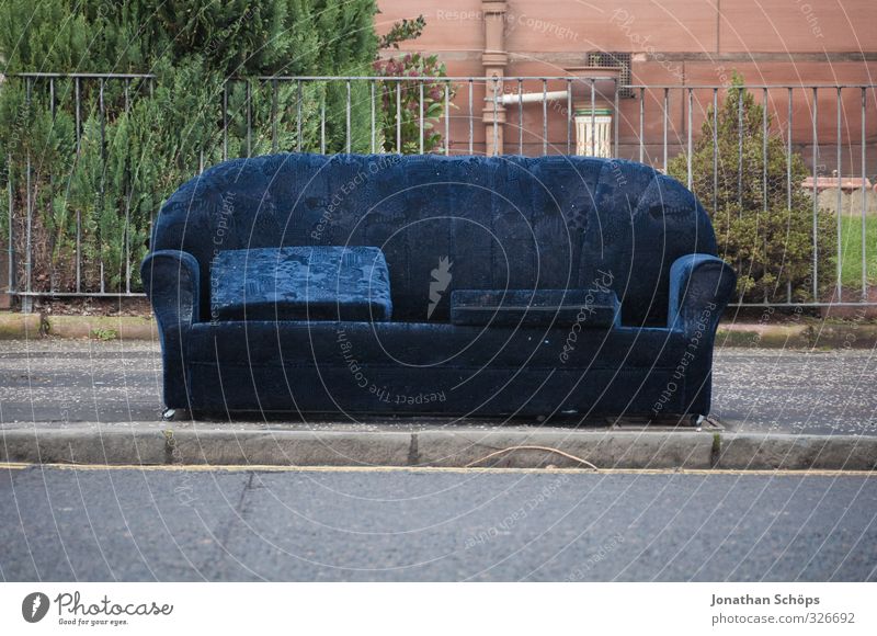 Sitzgelegenheit Glasgow außergewöhnlich lustig Sofa Straße Außenaufnahme leer Sperrmüll sitzen Sitzgarnitur blau Fußweg Bürgersteig Zaun besetzen Erholung