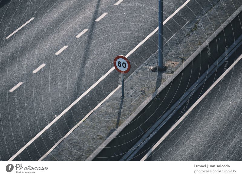 Geschwindigkeitsbegrenzung Ampel auf der Autobahn einschränken Verbotsschild verboten Verkehrsgebot signalisieren Straße Asphalt Hinweisschild Großstadt