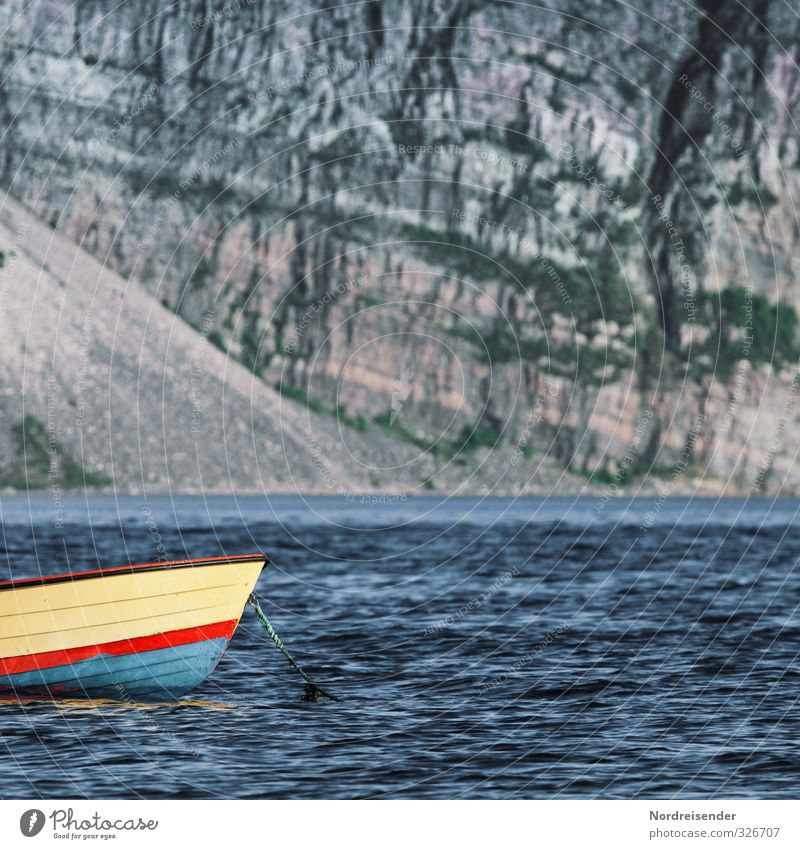 Steiler Strand Angeln Abenteuer Freiheit Wasser Felsen Berge u. Gebirge Küste Riff See Schifffahrt Fischerboot Sportboot Motorboot Wasserfahrzeug bedrohlich