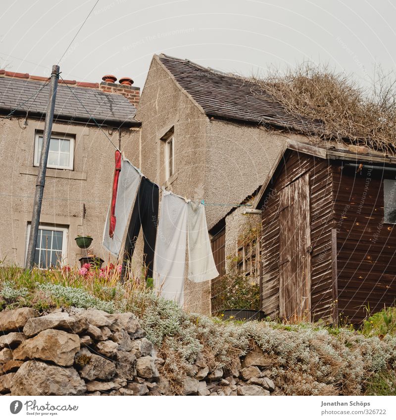 britisches Dorf II Haus Einfamilienhaus Hütte Armut einzigartig Großbritannien Häusliches Leben Wäscheleine Idylle Felsen Stadt Handtuch klein bequem Landschaft