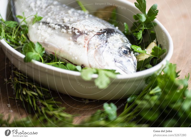 frische Dorade auf Holztisch Lebensmittel Fisch Meeresfrüchte Kräuter & Gewürze Essen Bioprodukte Slowfood Geschirr Freude Gesunde Ernährung Küche Diät füttern