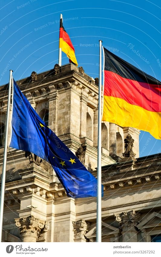 Reichstag mit drei Flaggen Architektur Berlin Deutscher Bundestag Großstadt Deutschland Deutsche Flagge Hauptstadt Stadtzentrum Parlament Regierung