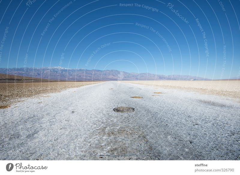 Der Tiefpunkt ist erreicht Natur Landschaft Wolkenloser Himmel Klima Schönes Wetter Berge u. Gebirge Schlucht Death Valley National Park USA Nordamerika
