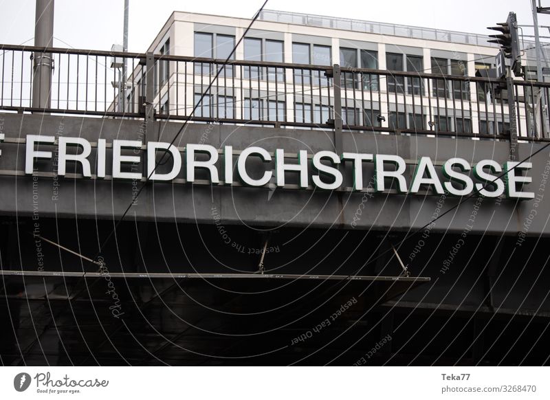 #Friedrischstrasse Berlin Bahnhof Brücke ästhetisch Berlin-Mitte Bahnhof Friedrichstraße Farbfoto Außenaufnahme