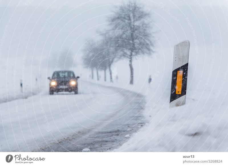 Auto Verkehr auf glatter gefrorener Winter Straße mit Eis Schnee Ferien & Urlaub & Reisen Winterurlaub Umwelt Natur Landschaft Klima Klimawandel Wetter