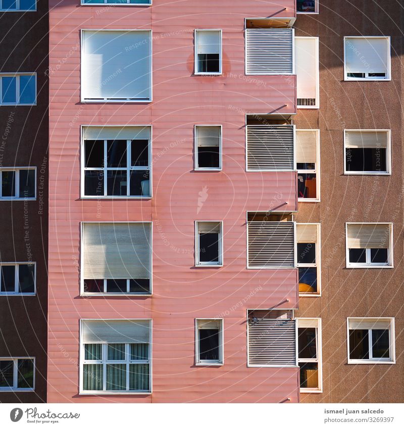 Fenster an der rosa Fassade des Hauses in Bilbao City, Spanien Gebäude Außenaufnahme heimwärts Straße Großstadt Farbe Strukturen & Formen Architektur