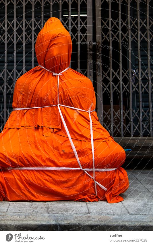 Christo verhüllt Dalai Lama 1 Mensch Bangkok Thailand Asien Südostasien außergewöhnlich Buddha Buddha Statue Buddhismus Souvenir Geschenk verpackt Fesselspiel