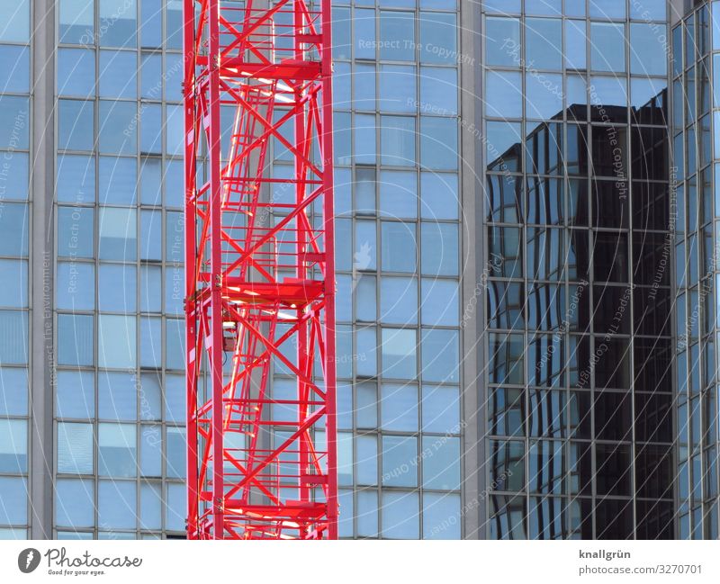 Baustelle Haus Hochhaus Fassade Fenster Arbeit & Erwerbstätigkeit glänzend hoch Stadt blau rot Wachstum Häusliches Leben Baukran Farbfoto Außenaufnahme