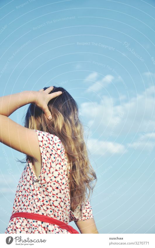 sommertag (3) Kind Mädchen feminin Freiheit Spielen Freude Gute Laune sommerlich Sommer Kleid Haare & Frisuren Himmel Kindheit Unbeschwertheit retro Sonnenlicht