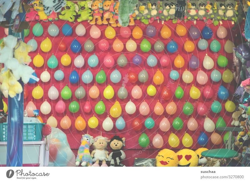 knapp daneben Luftballon viele Jahrmarkt Wurfbude Ballonstand werfen platzen treffen Treffer Erfolg Gewinn Pfeilwerfen Volltreffer Wand Stofftiere Frühlingsfest