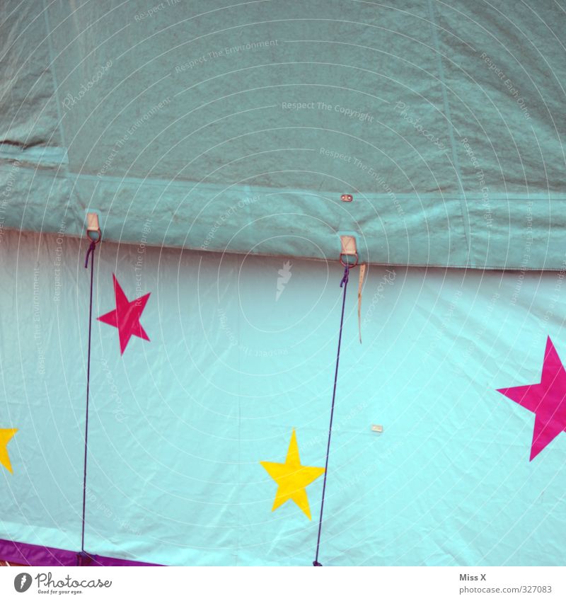 so ein Zirkus Jahrmarkt Zeichen mehrfarbig Zirkuszelt Stern (Symbol) Zirkuswagen Abdeckung Farbfoto Außenaufnahme Detailaufnahme Muster Menschenleer